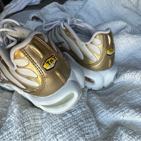 NIKE AIR MAX PLUS WHITE/GOLD - Picture 8 of 8